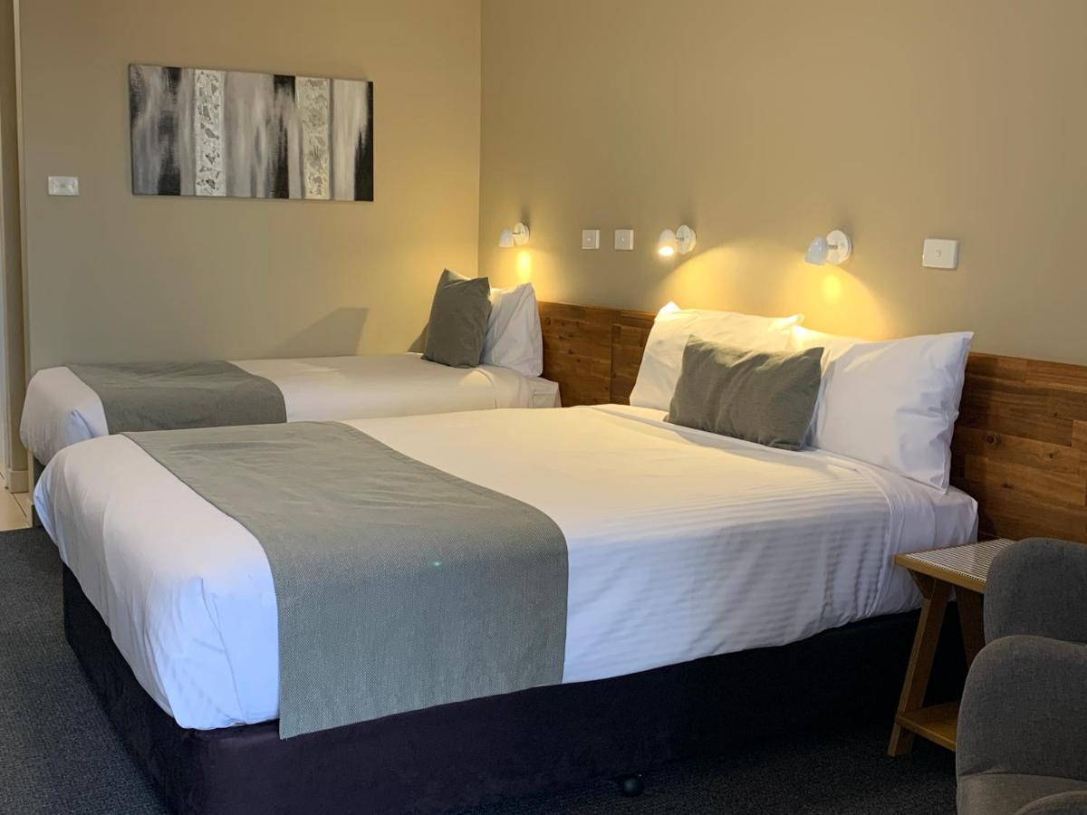 Motel In Town Motor